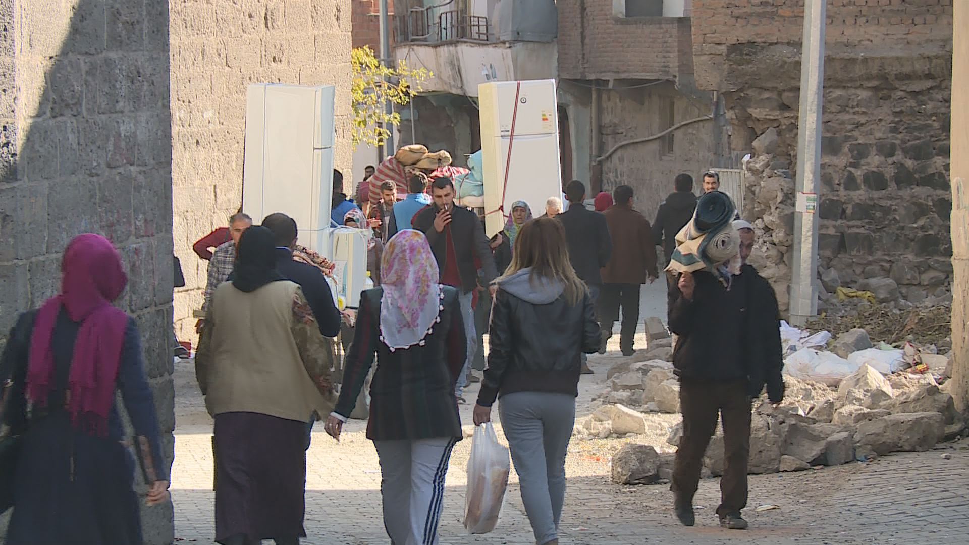 Li Diyarbekirê şer berdewam e û bajar vala dibe